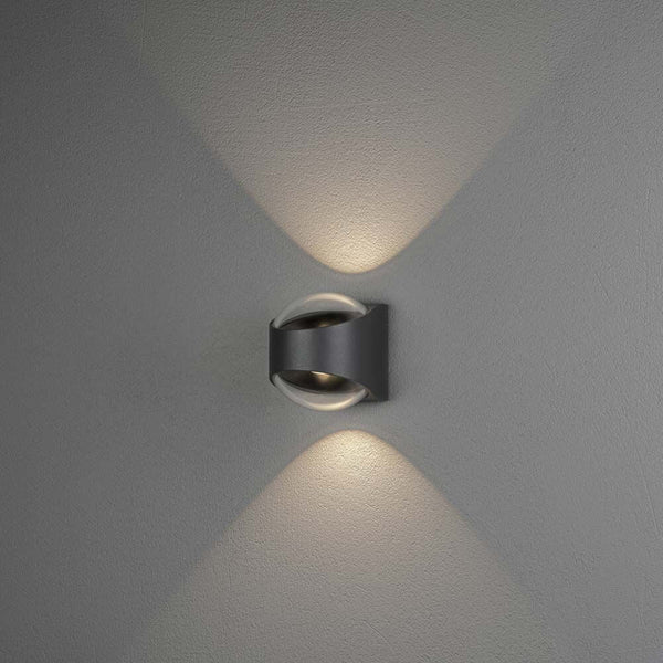 Bitonto LED Wandleuchte 2-flammig mit Up- & Downlight in Dunkelgrau an Wand montiert.