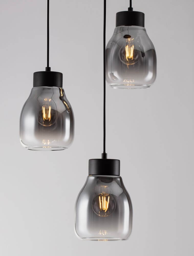 Blacu Pendelleuchte 3-flammig Schwarz mit elegantem Design und warmem Licht für eine einladende Atmosphäre.