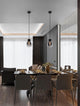 Blacu Pendelleuchte Schwarz in modernem Esszimmer mit elegantem Tisch und stilvoller Einrichtung.