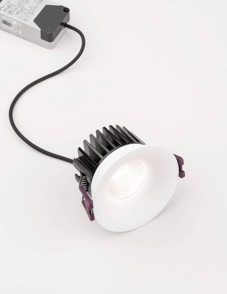 Blade LED Außeneinbauspot H 5,4cm 3000K IP65 mit weißem Gehäuse und Kabel.