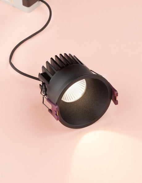 Blade LED Udendørs indbygningsspot H 7,5cm 3000K IP65 med sort hus på lyserød baggrund.