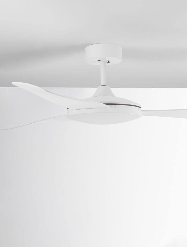Blaire Ventilator Ø 132cm in Weiß, modernes Design mit drei Flügeln und Fernbedienung.