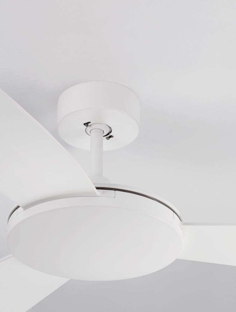 Blaire Ventilator Ø 132cm: moderner Deckenventilator mit weißem Design und drei Flügeln, montiert an der Decke.
