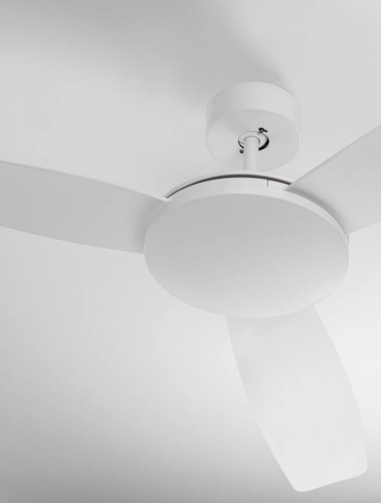 Blaire Ventilator Ø 132cm in Weiß mit drei Flügeln, moderne Deckenventilator-Design.