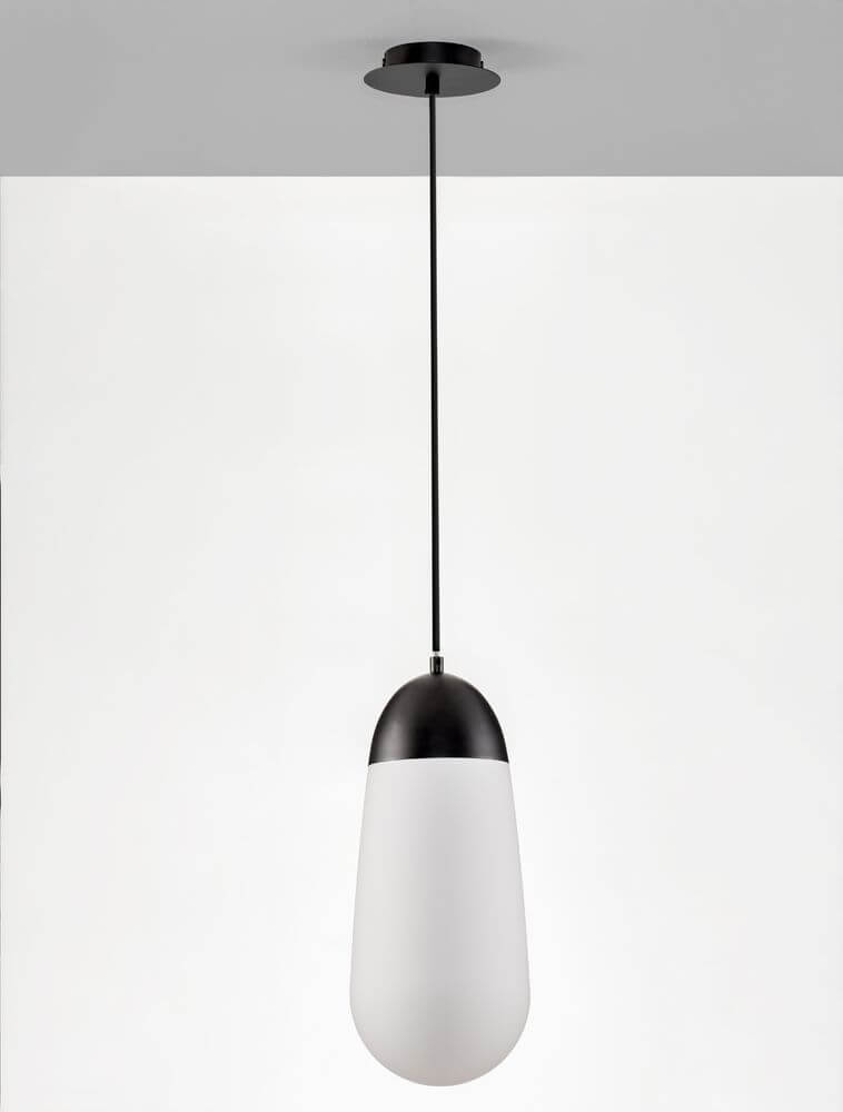 Blaky Pendelleuchte Ø 18cm Schwarz, Weiß mit Opalglas-Diffusor und geometrischem Design.