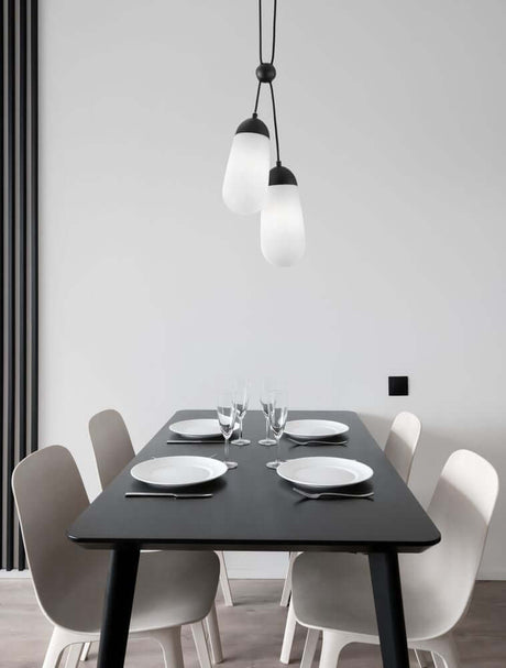 Blaky Pendelleuchte 2-flammig Ø 25,2cm Schwarz, Weiß über modernem Esstisch mit zwei Lampenschirmen