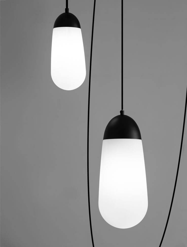 Blaky Pendelleuchte 5-flammig Schwarz, Weiß – moderne Leuchten in eleganter Tropfenform an Kabeln
