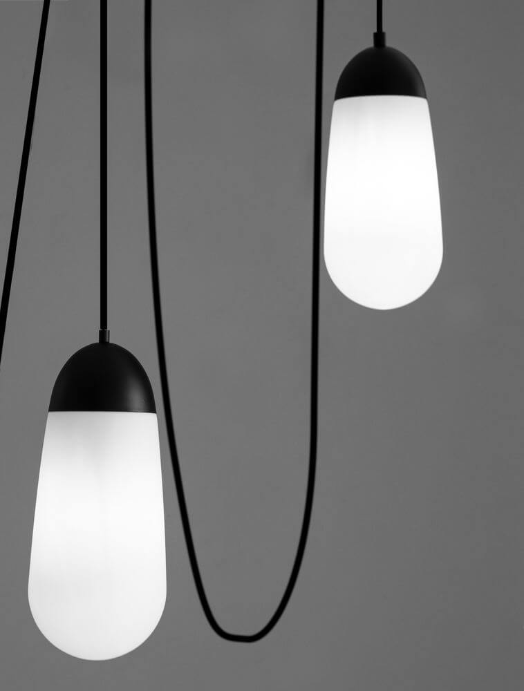 Elegante Blaky Pendelleuchte 5-flammig Schwarz, Weiß mit modernen Lampenschirmen in einem minimalistischen Design.