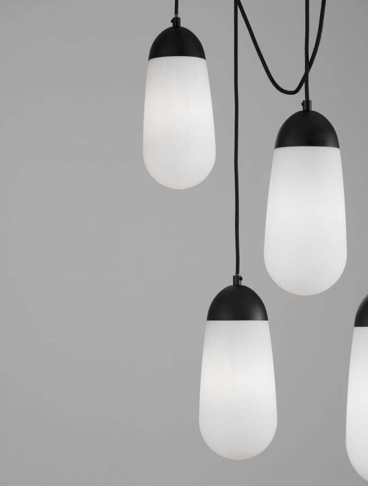 Blaky Pendelleuchte Balken 103cm 5-flammig Schwarz, Weiß mit mattem Opalglas und Metall.