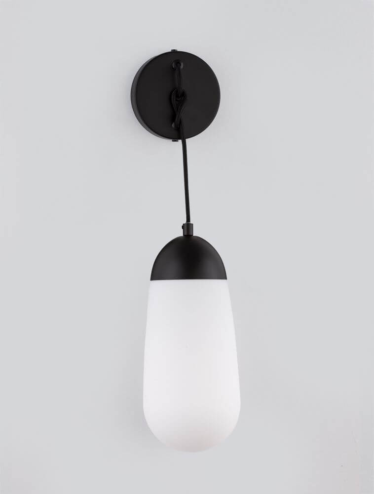 Blaky Wandleuchte Schwarz, Weiß mit mattem Opalglas und elegantem Metallfinish an grauem Hintergrund.