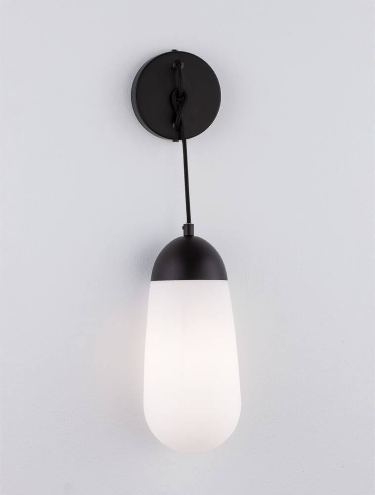 Blaky Wandleuchte Schwarz, Weiß mit opalisiertem Glas und mattem Leuchtenkopf an einer Wandhalterung.