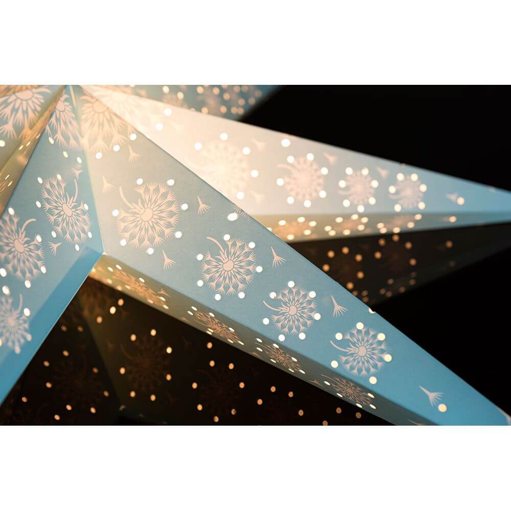 Blauer Papierstern perforiert mit weiß bedrucktem Muster 7 Zacken ohne Leuchmittel - elegante Dekoration für die Vorweihnachtszeit.