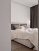 Moderne Schlafzimmeransicht mit Blob Wandleuchte G9 und eleganter Bettwäsche.