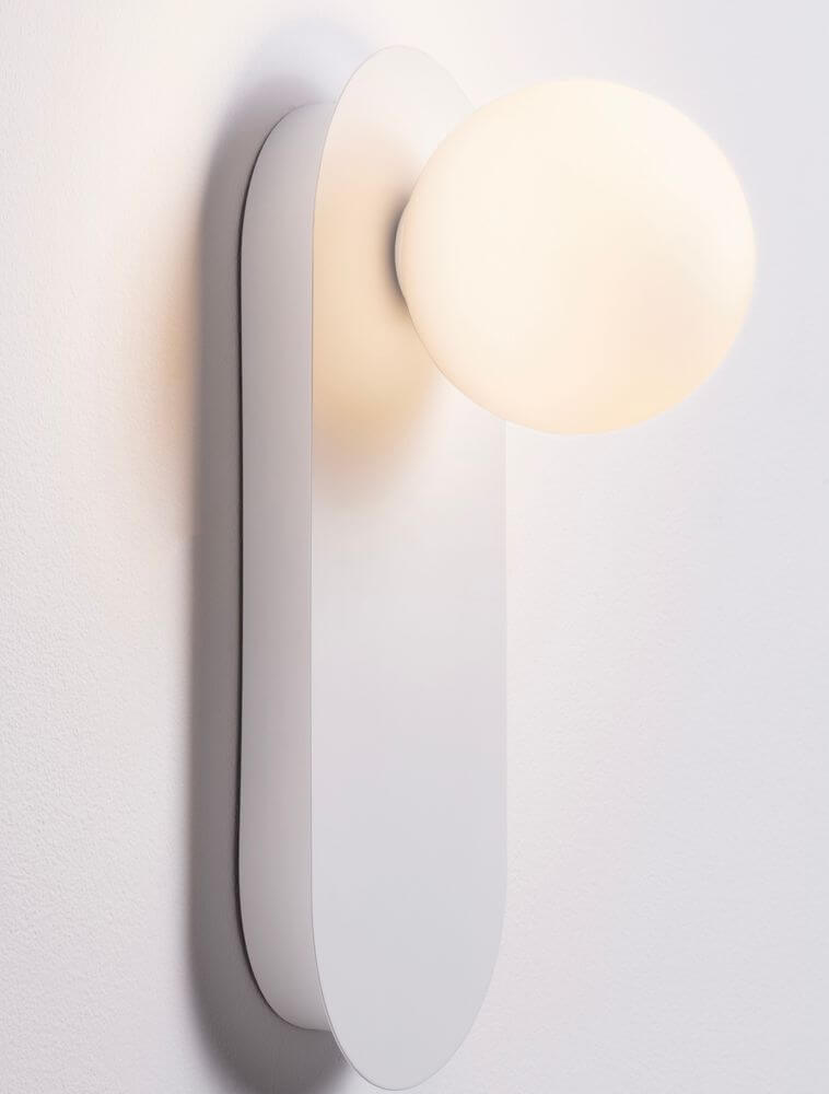 Elegante Blob Wandleuchte G9 mit rundem, opalem Lampenschirm an einer weißen Wand.