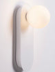 Elegante Blob Wandleuchte G9 mit rundem, opalem Lampenschirm an einer weißen Wand.