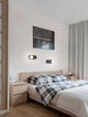 Schlafzimmer mit Blob Wandleuchte G9 über dem Bett und stilvollem Dekor.
