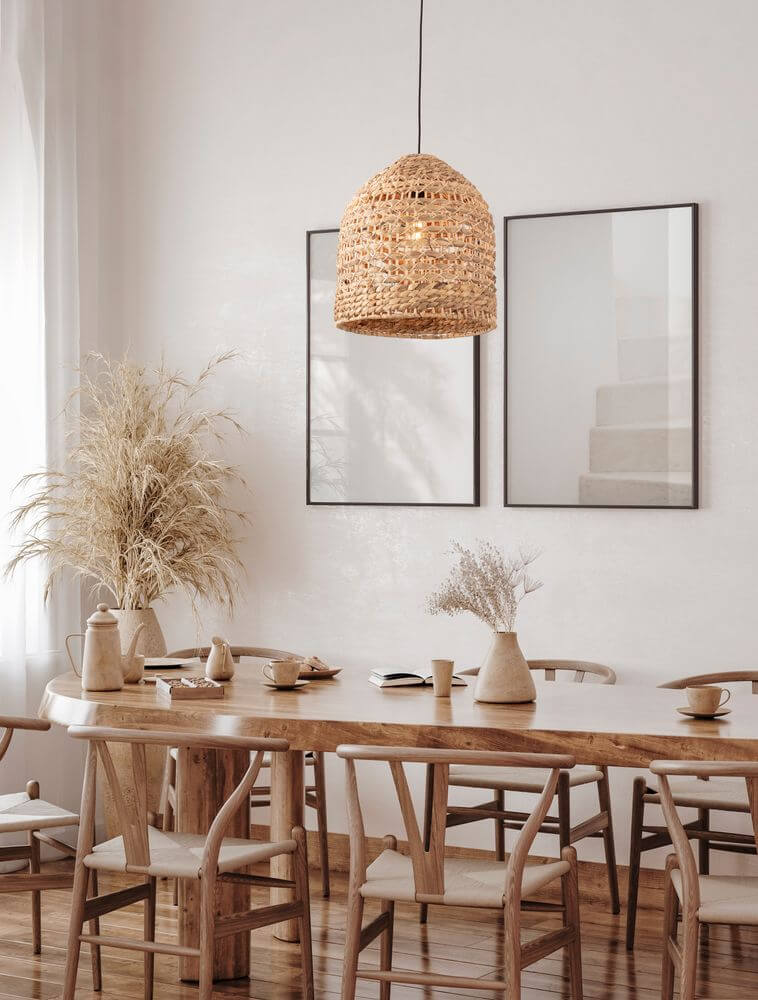 Bola Pendelleuchte Ø 42,5cm Braun im BOHO-Stil über einem Holz-Esstisch in einem hellen Interieur.