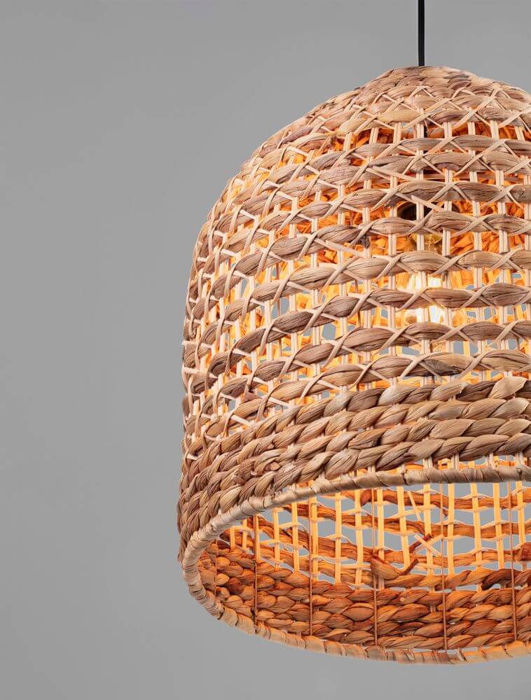 Bola Pendelleuchte Ø 42,5cm Braun aus Wasserhyazinthe, ideal für Boho-Stil Interieurs.