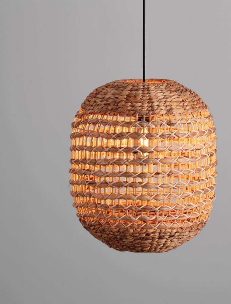 Bola Pendelleuchte Ø 42cm Braun aus Wasserhyazinthe im BOHO-Stil, ideal für gemütliche Innenräume.
