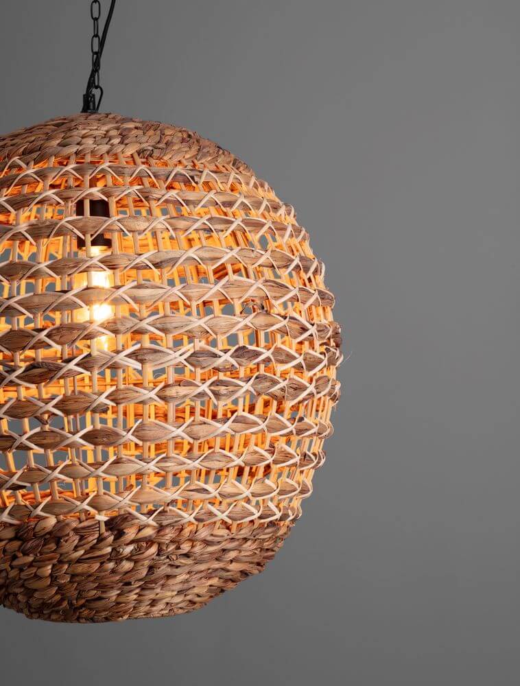 Bola Pendelleuchte Ø 51cm Braun aus Wasserhyazinthe mit Boho-Stil und warmem Licht.