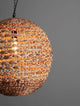 Bola Pendelleuchte Ø 51cm Braun aus Wasserhyazinthe mit Boho-Stil und warmem Licht.