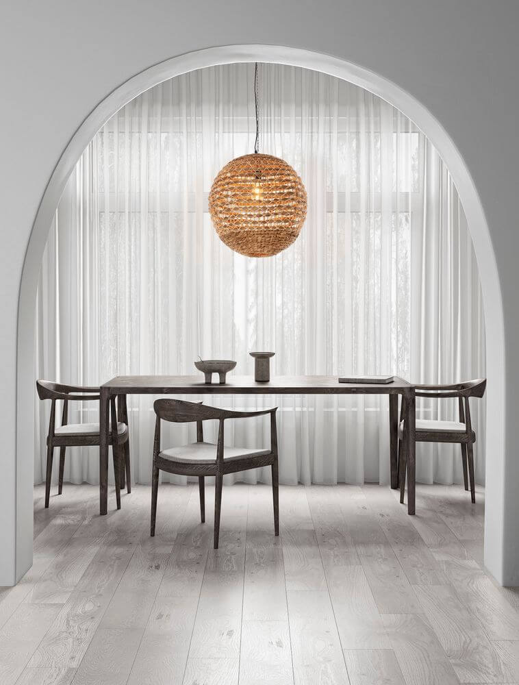 Bola Pendelleuchte Ø 51cm Braun in einem modernen Esszimmer mit Holzstühlen und hellem Interieur.