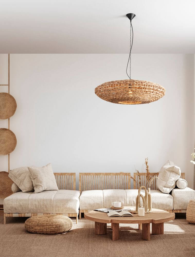 Bola Pendelleuchte Ø 81,5cm Braun im BOHO-Stil, hängend über einem gemütlichen Wohnzimmer-Möbel. Wunderschöne natürliche Farben.