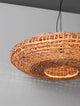 Bola Pendelleuchte Ø 81,5cm Braun aus Wasserhyazinthe im BOHO-Stil, schwebend über einer Wand.