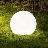 Weiße Bolla XXL Gartenkugel Ø 80cm auf grünem Gras, stimmungsvolle Außenleuchte für den Garten.