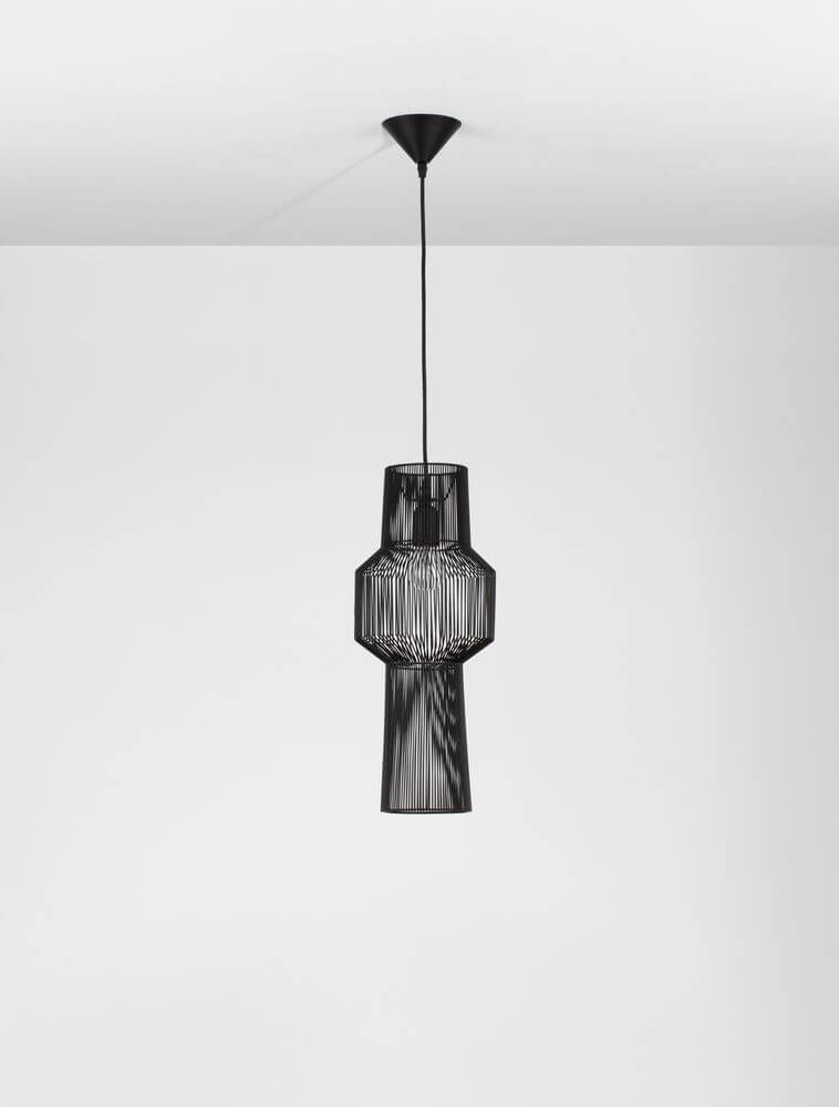 Bredo Pendelleuchte Ø 21cm Schwarz mit modernem, industriellem Design aus Aluminium.