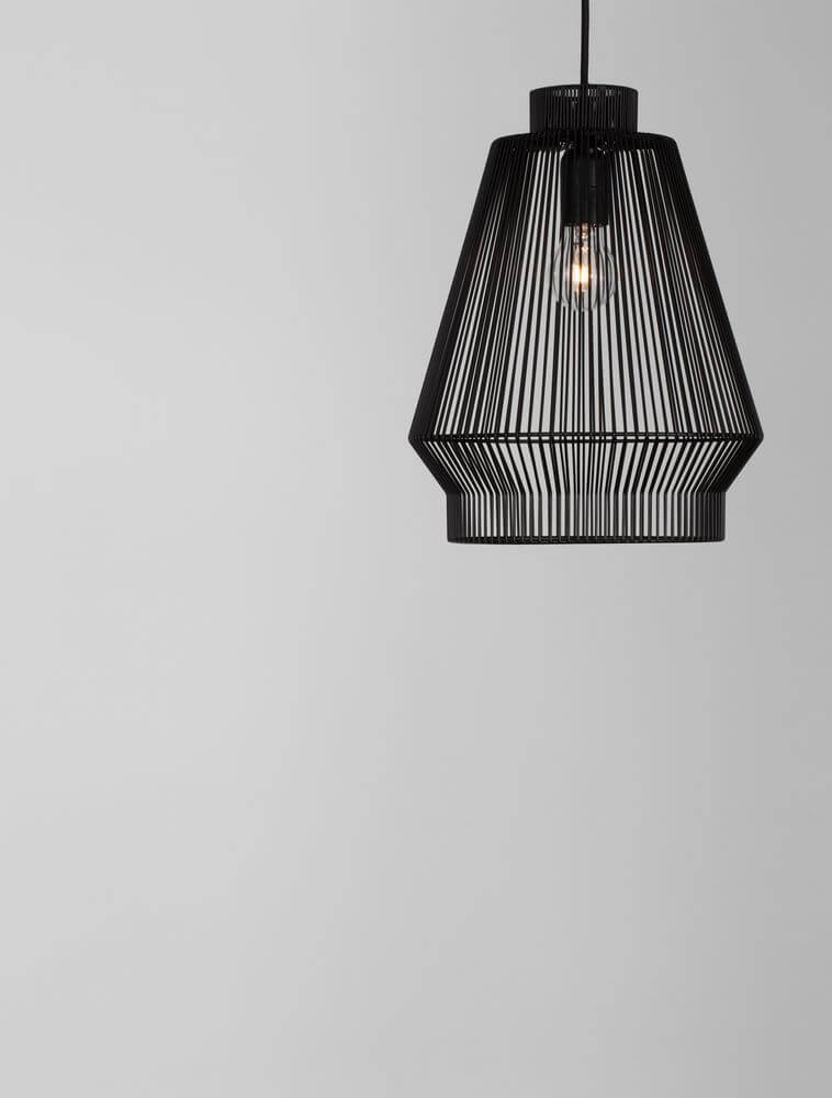 Bredo Pendelleuchte Ø 27,5cm Schwarz an grauer Wand. Modernes Design aus Aluminium, dimmbar und kürzbar.