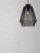 Bredo Pendelleuchte Ø 27,5cm Schwarz an grauer Wand. Modernes Design aus Aluminium, dimmbar und kürzbar.