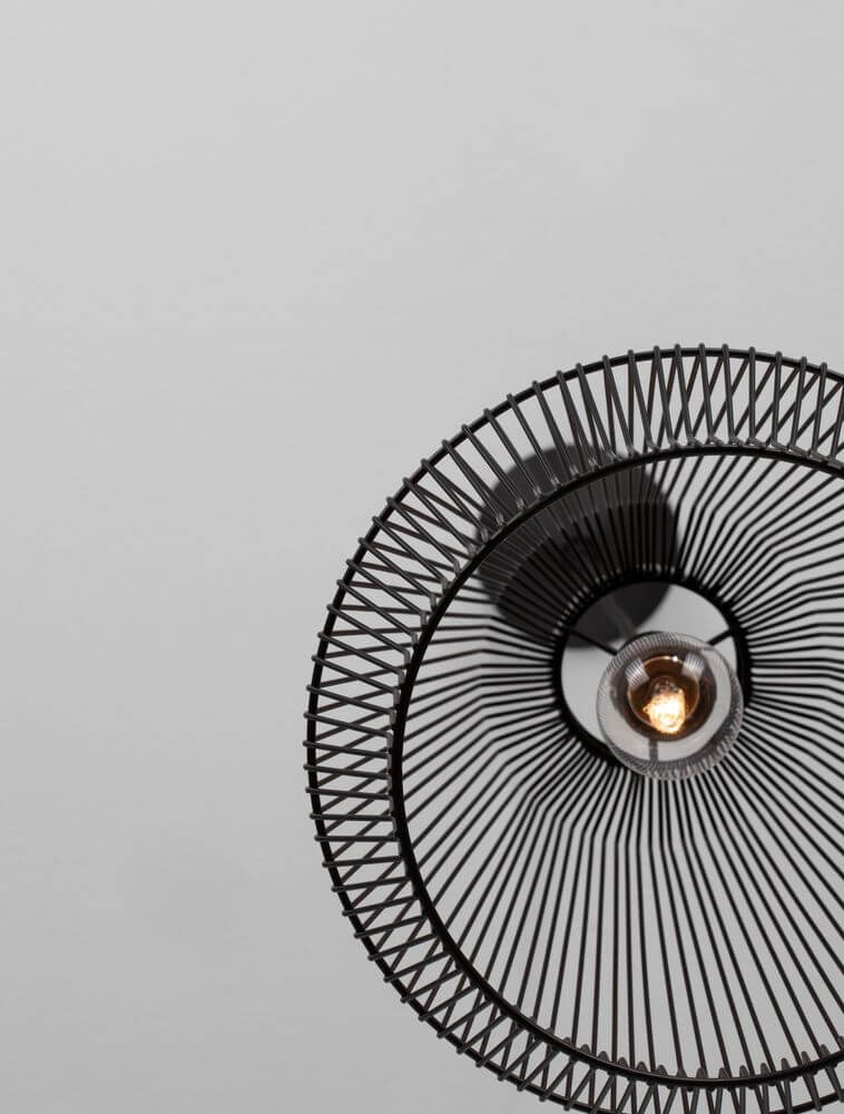 Bredo Pendelleuchte Ø 27,5cm Schwarz aus robustem Aluminium mit modernem Drahtdesign.
