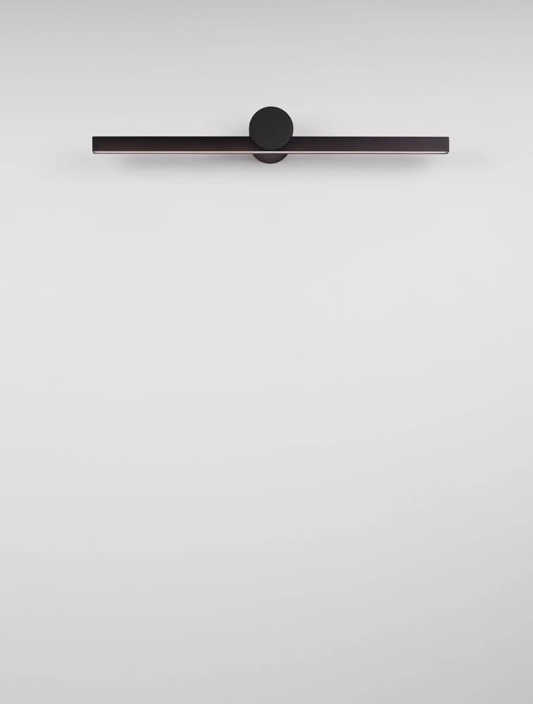 Breggo Wandleuchte 61cm 3000K IP54 an einer weißen Wand montiert, modernes Design.