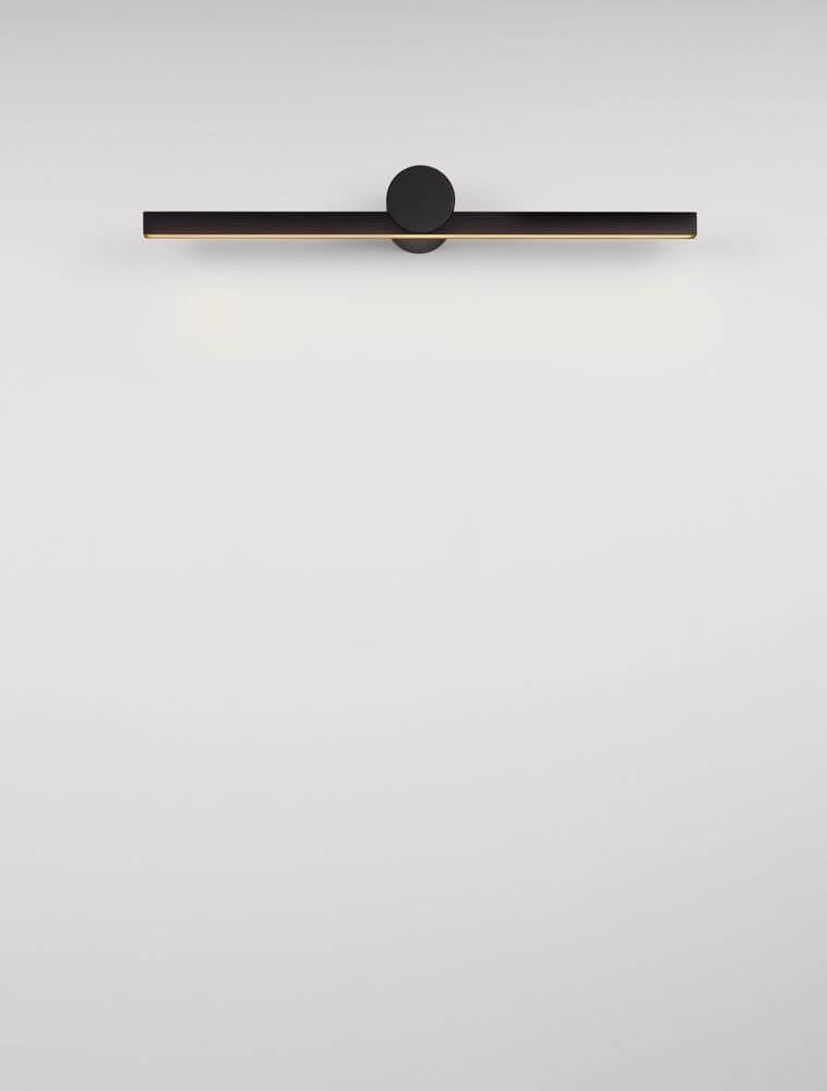 Breggo Wandleuchte 61cm 3000K IP54 an einer weißen Wand, modernes und elegantes Design.
