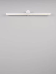 Breggo Wandleuchte 81cm 3000K IP54 in modernem Design an hellem Wandhintergrund