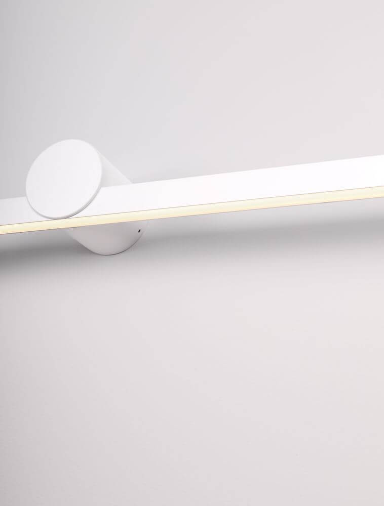 Detailansicht der Breggo Wandleuchte 81cm 3000K IP54 in weißer Ausführung.