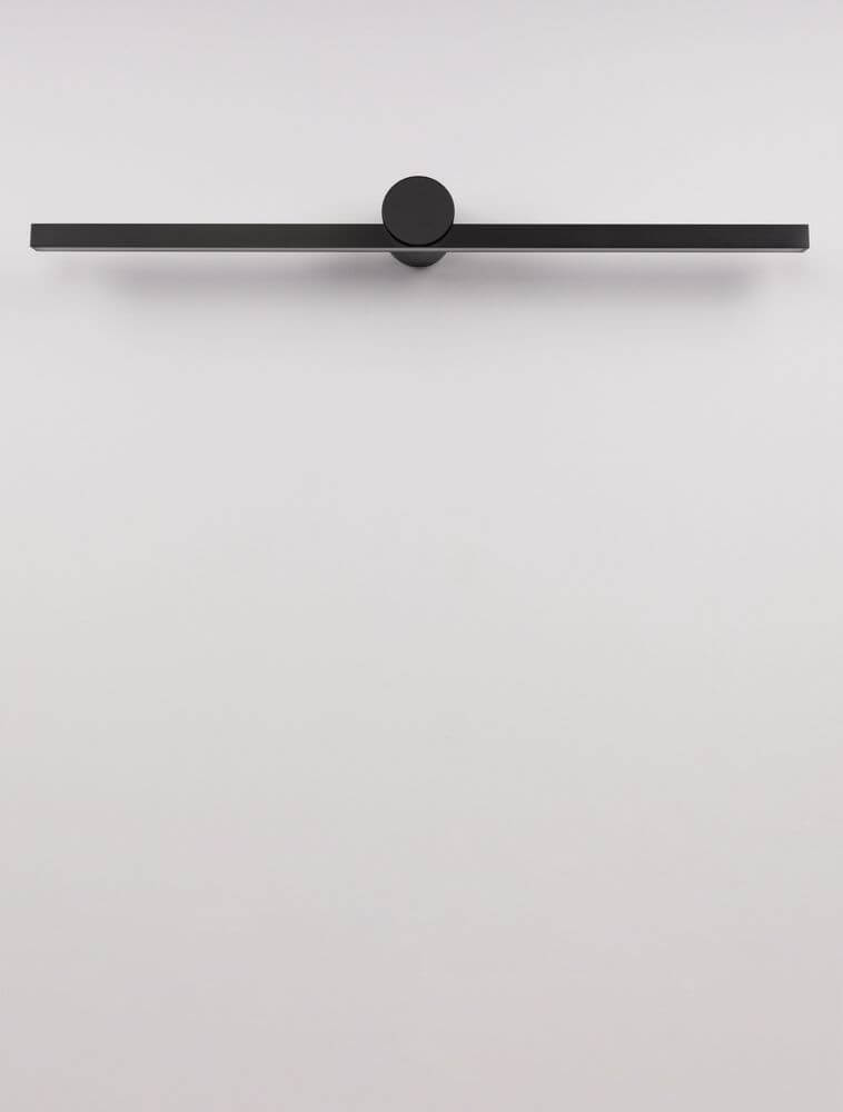 Breggo Wandleuchte 81cm 3000K IP54 in Schwarz an einer weißen Wand