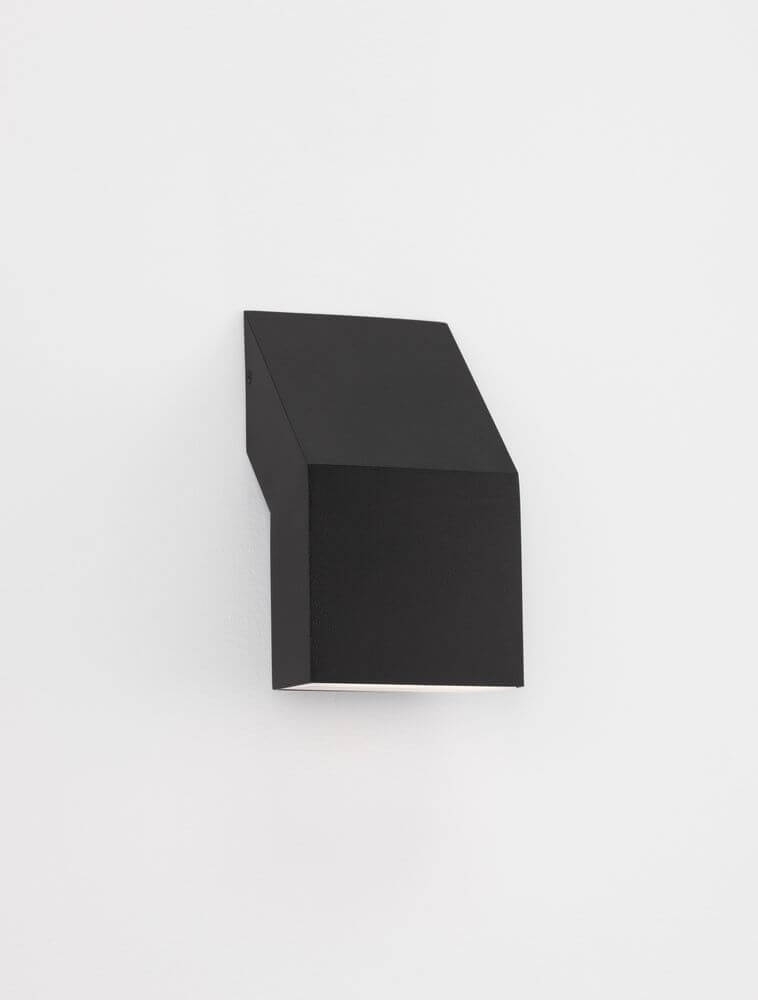 Brigitta LED Außenwandleuchte 3000K Schwarz IP65 an einer Wand montiert, modernes Design aus Aluminium.