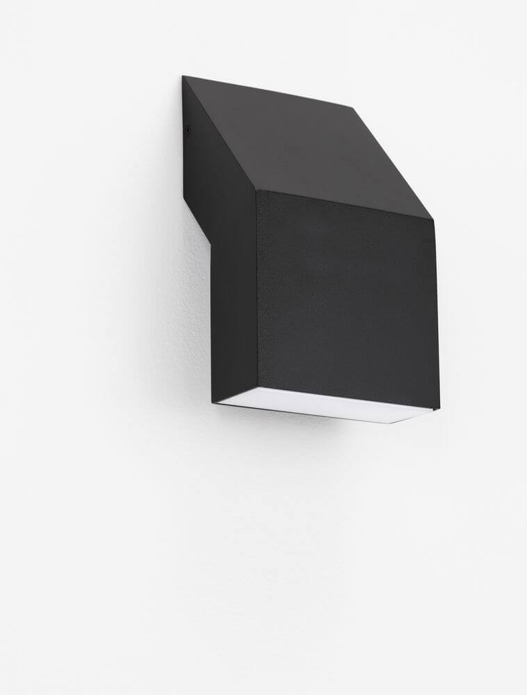 Brigitta LED Außenwandleuchte 3000K Schwarz IP65 an einer weißen Wand montiert.