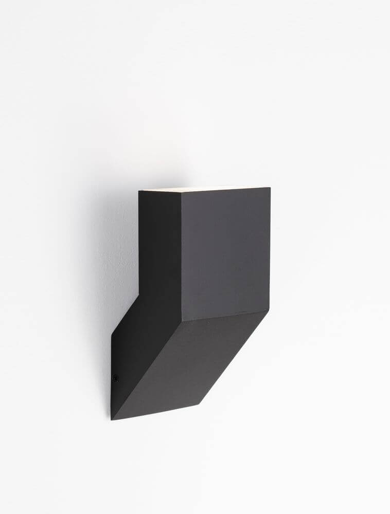 Brigitta LED Außenwandleuchte 3000K Schwarz IP65 an einer Wand montiert, modernes Design, stilvoll und langlebig.