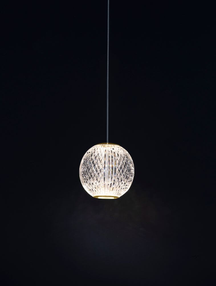 Brillante LED Pendelleuchte Ø 12cm 3200K an einem schwarzen Hintergrund, strahlendes Design aus glänzendem Acryl.