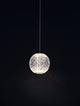 Brillante LED Pendelleuchte Ø 12cm 3200K an einem schwarzen Hintergrund, strahlendes Design aus glänzendem Acryl.