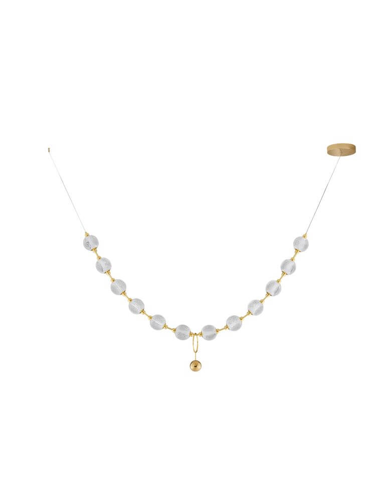 Hängendes Schmuckstück mit transparenten Perlen und goldenen Akzenten für elegante Looks.