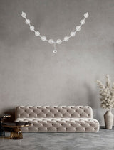 Brillante LED Pendelleuchte 12-flammig über einem modernen Sofa in elegantem Wohnraum.
