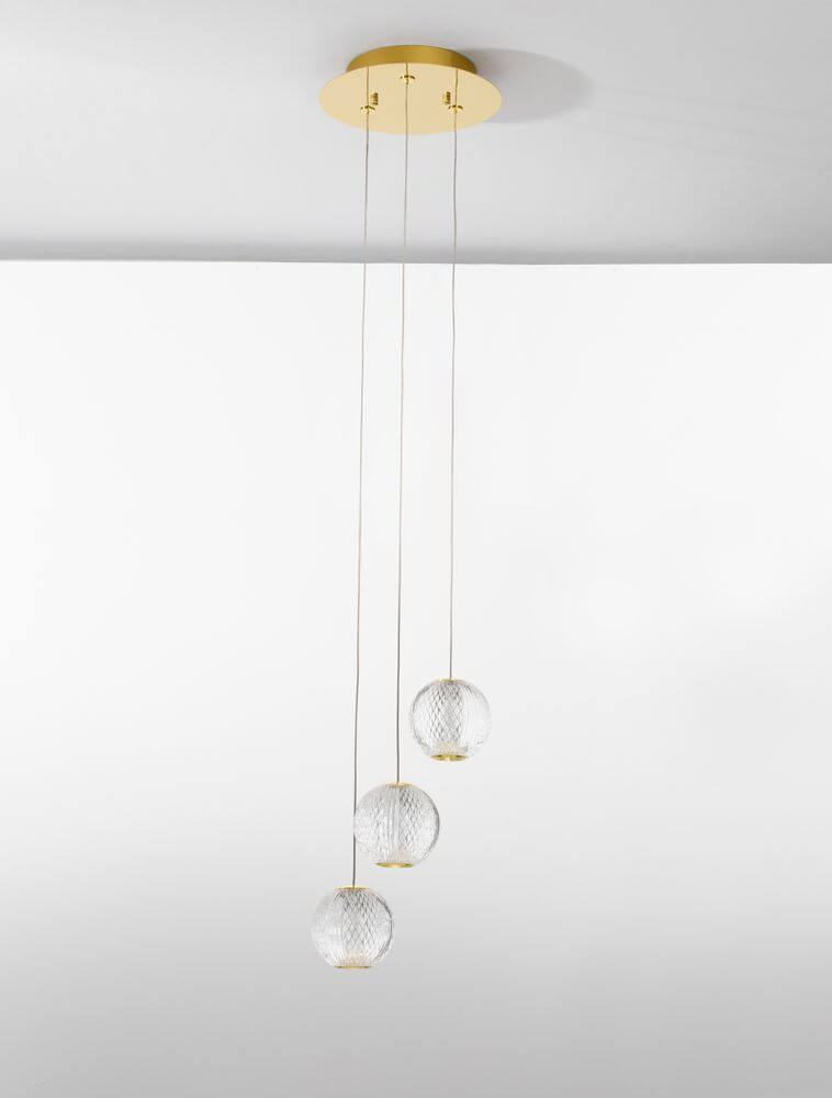 Brillante LED Pendelleuchte 3-flammig Ø 22cm 3200K mit goldener Deckenmontage und drei weißen Glaskugeln.