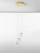 Brillante LED Pendelleuchte 3-flammig Ø 22cm 3200K mit goldener Deckenmontage und drei weißen Glaskugeln.