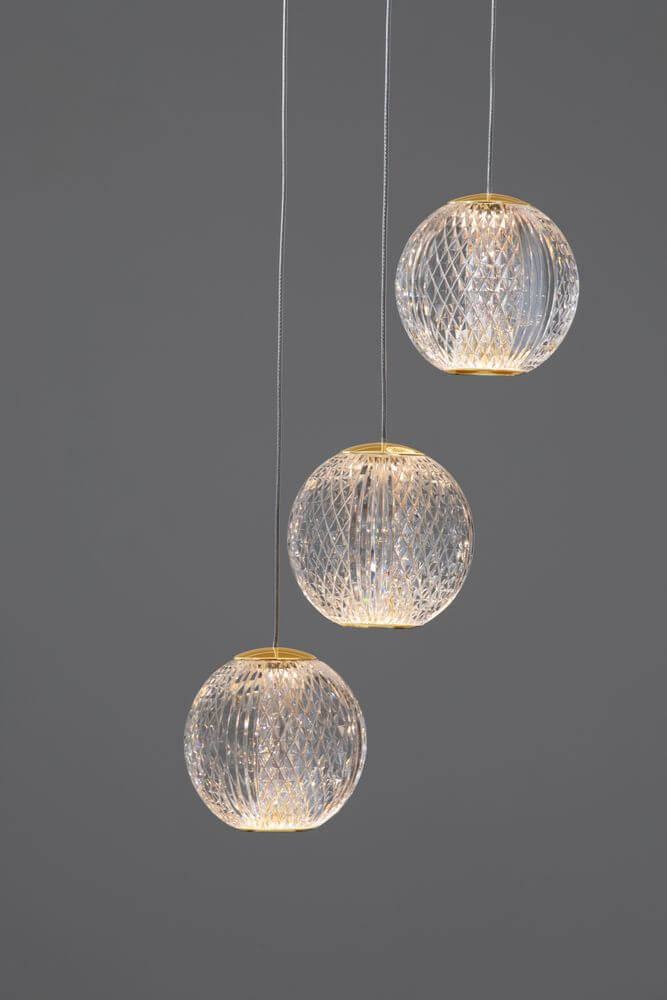 Brillante LED Pendelleuchte 3-flammig Ø 22cm 3200K in modernem Design mit drei kugelförmigen Lichtquellen.