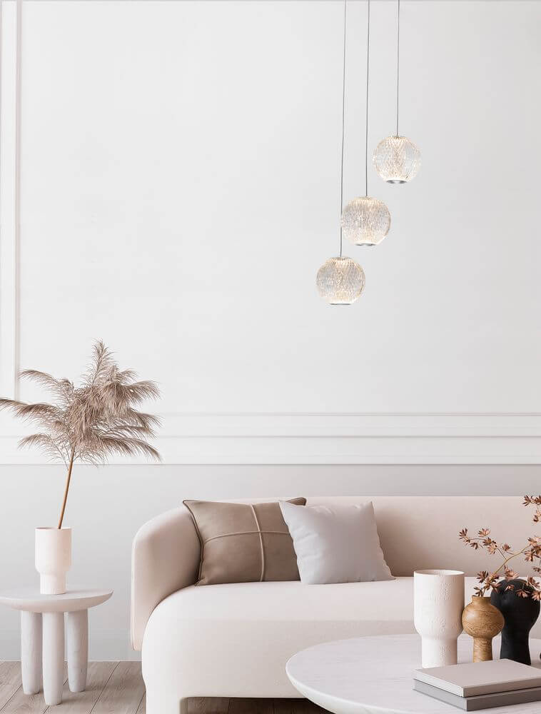 Brillante LED Pendelleuchte 3-flammig Ø 22cm 3200K in modernem Wohnraum mit beiger Couch und Pflanzen