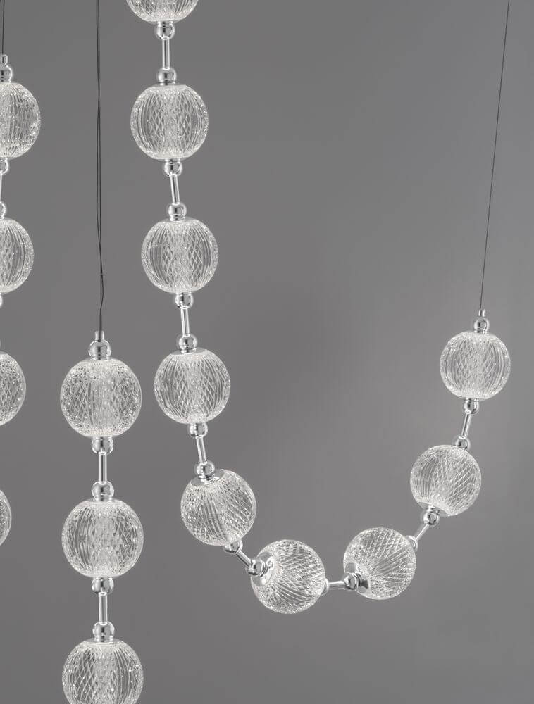 Brillante LED Pendelleuchte 30-flammig Ø 147cm 3200K mit eleganten Kristallkugeln im Design.